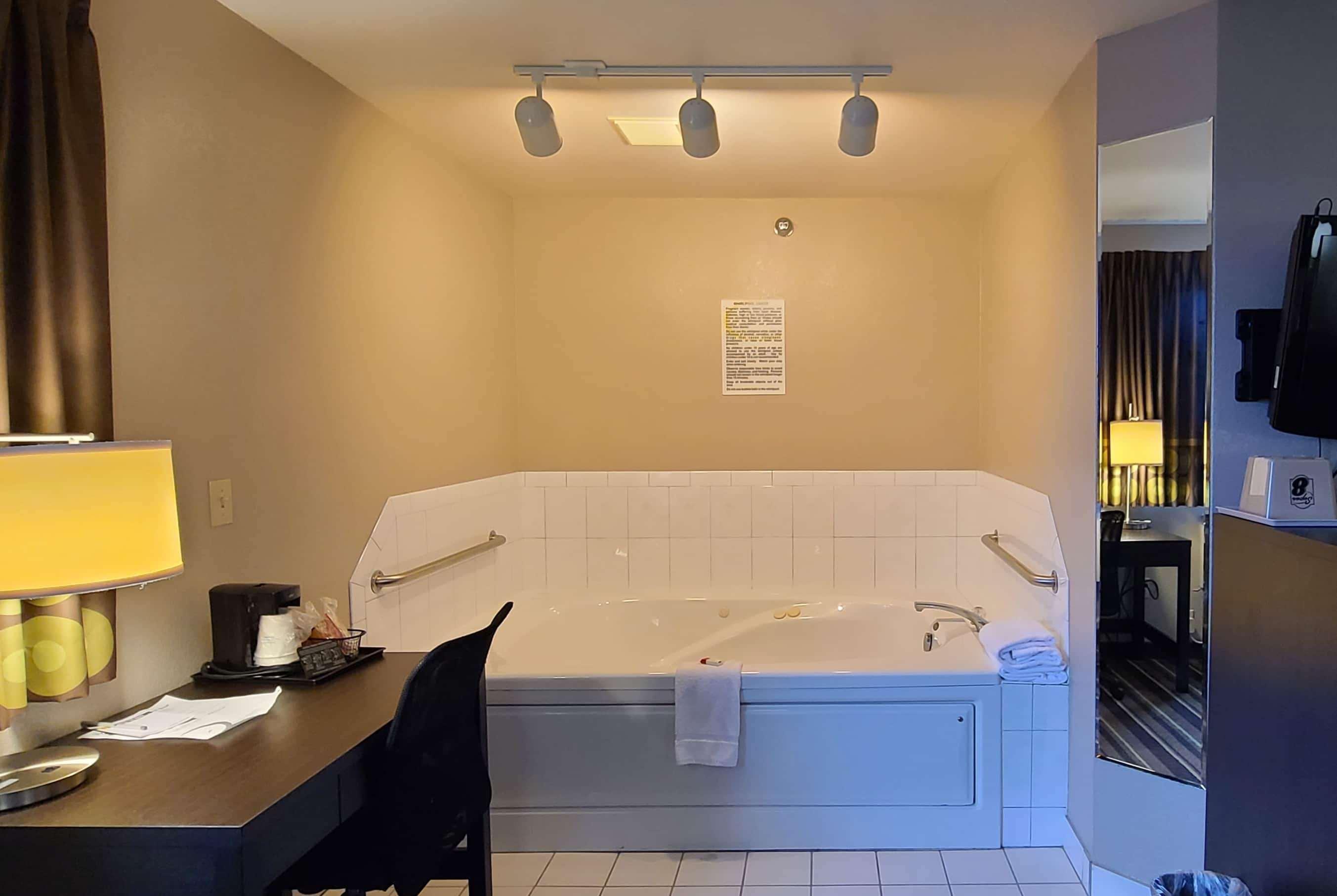 Super 8 By Wyndham Brookings Hotel Buitenkant foto
